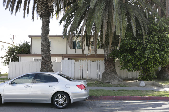 2217 S Fairview St in Santa Ana, CA - Foto de edificio - Building Photo