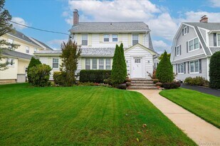 25 Aldred Ave in Rockville Centre, NY - Building Photo