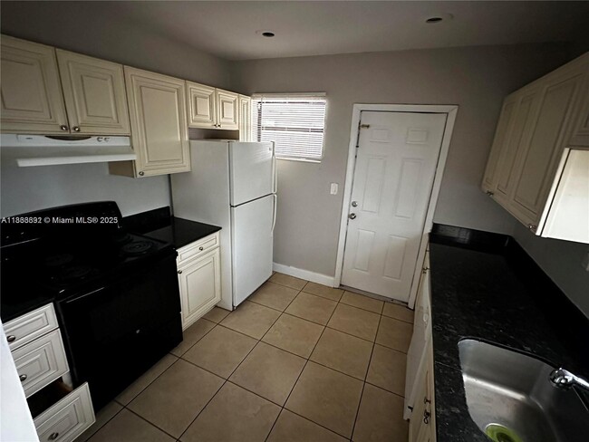31 NE 195th St in North Miami Beach, FL - Building Photo - Building Photo