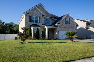 678 Red Oak Ln in Hinesville, GA - Building Photo