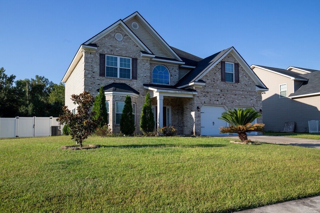 678 Red Oak Ln in Hinesville, GA - Building Photo