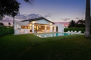 2560 NE 199th St in Miami, FL - Building Photo