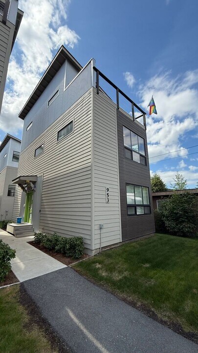 953 W 12th Ave in Anchorage, AK - Building Photo