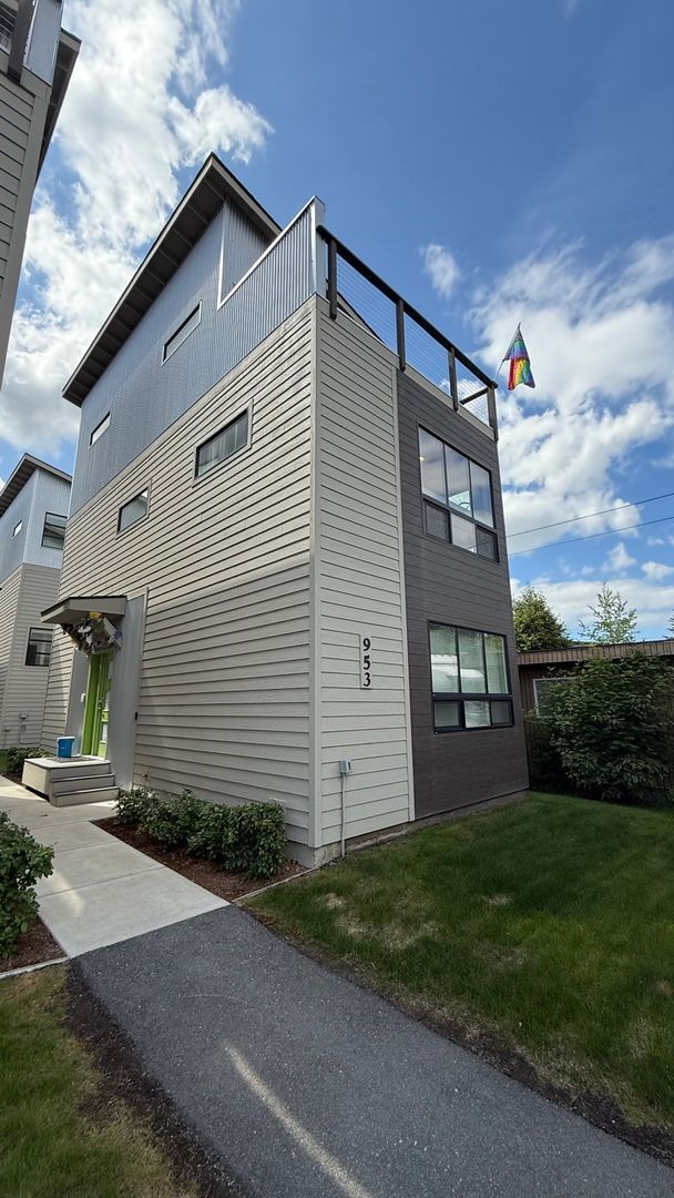 property at 953 W 12th Ave
