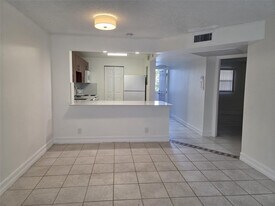 8040 N Colony Cir in Tamarac, FL - Building Photo