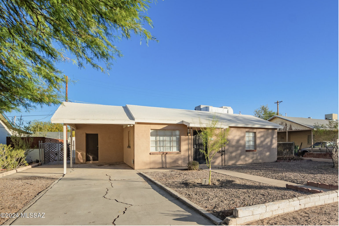 2549 E Sylvia St in Tucson, AZ - Foto de edificio