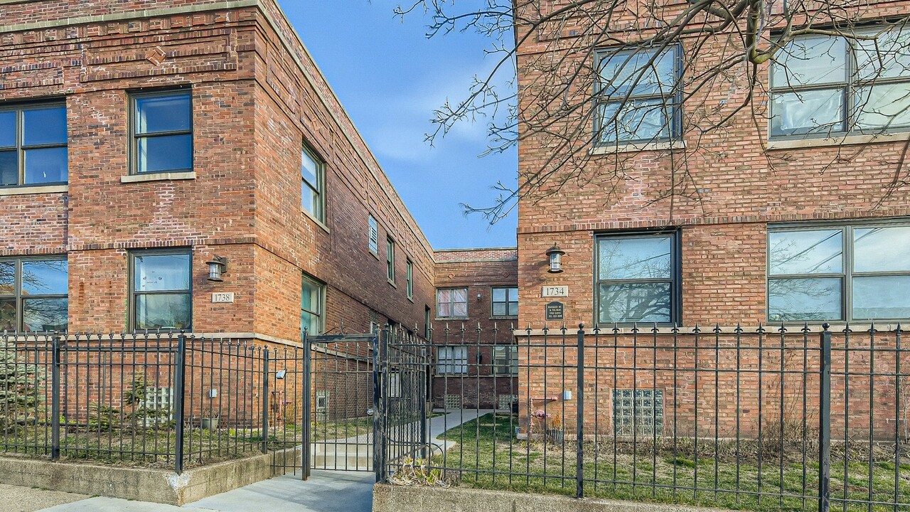 1734 W Estes Ave in Chicago, IL - Building Photo