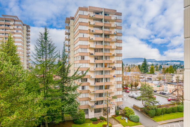 Edgewater Towers in New Westminster, BC - Building Photo - Building Photo