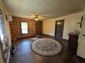 405 S Skaggs Rd in Clarksville, AR - Foto de edificio - Building Photo