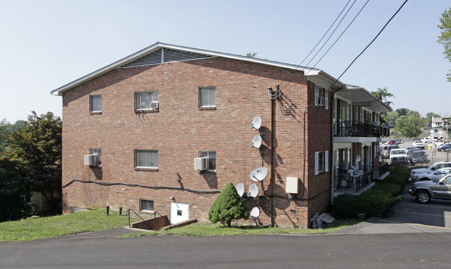 110 Rosemont Dr in Coraopolis, PA - Foto de edificio - Building Photo