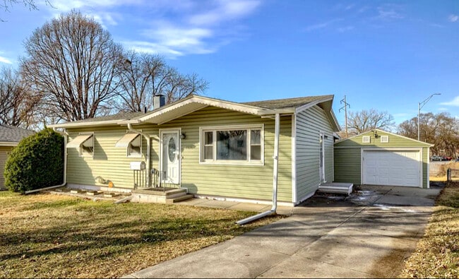 7826 Parker St in Omaha, NE - Building Photo - Building Photo