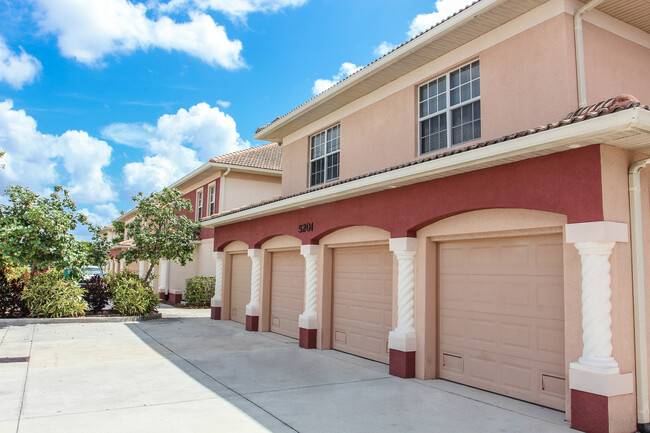 5127-5205 Coronado Pky in Cape Coral, FL - Foto de edificio - Building Photo