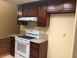 5400 Pomegranate Ave in Sacramento, CA - Foto de edificio - Building Photo