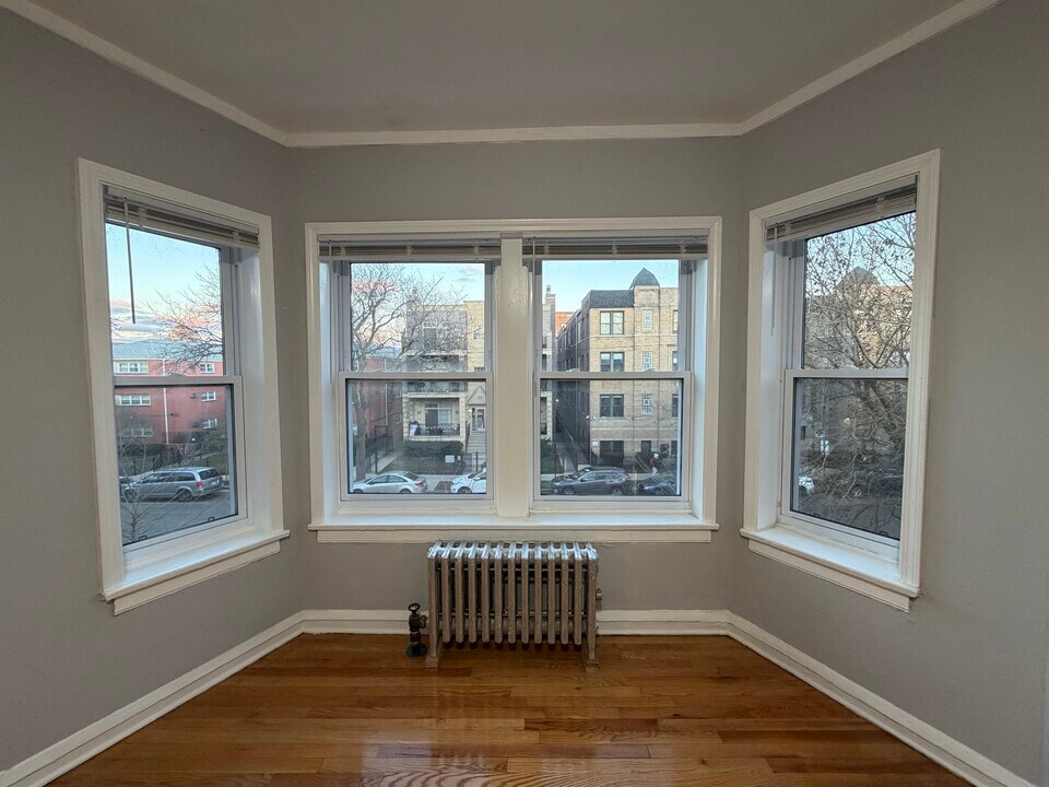 6950 N Ashland Blvd, Unit 301 in Chicago, IL - Building Photo