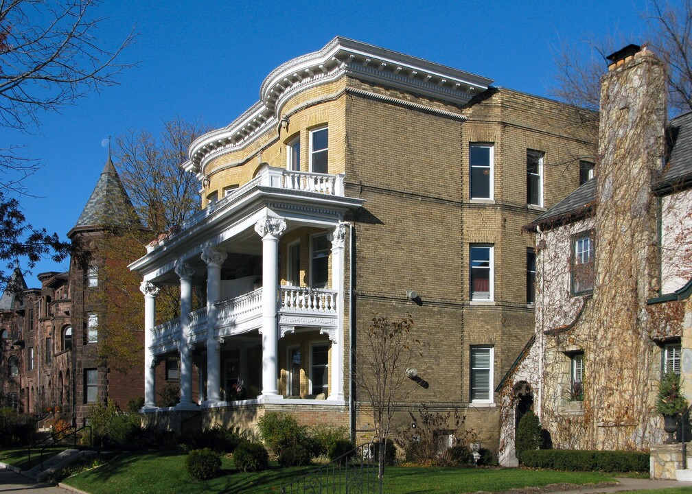 Summit Colonial in St. Paul, MN - Building Photo