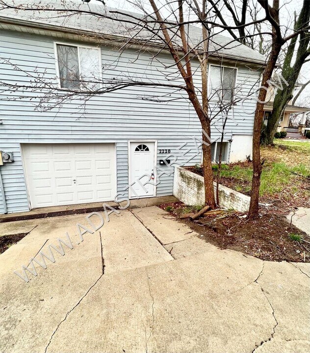 2220 S Vermont Ave in Independence, MO - Building Photo