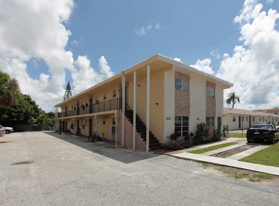 353 NW 20th St in Boca Raton, FL - Building Photo