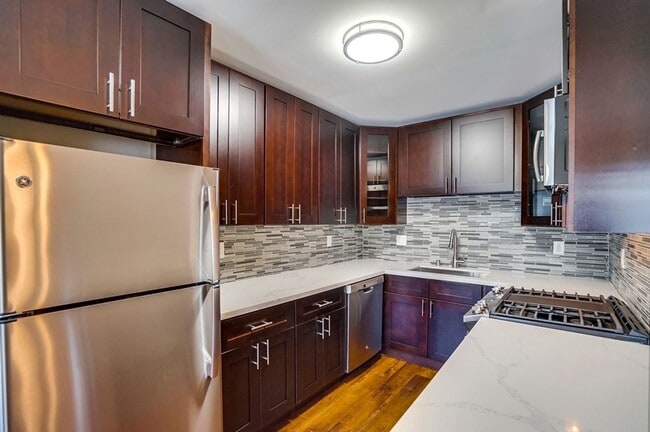 property at 633 W Hyde Park Blvd