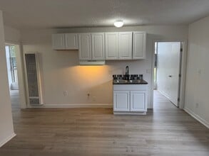 423 E 82nd St in Los Angeles, CA - Building Photo - Building Photo