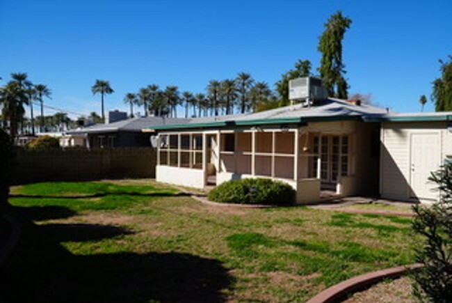 4413 E Roma Ave in Phoenix, AZ - Foto de edificio - Building Photo