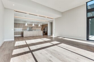 3003 Maple Ave, Unit 2220 in Dallas, TX - Foto de edificio - Building Photo