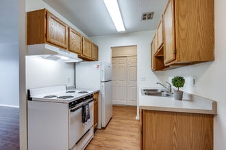 Century Oaks Apartments in Oakdale, MN - Foto de edificio - Interior Photo
