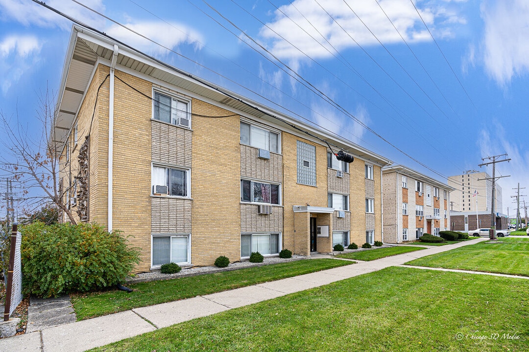 7005 W Gunnison St in Harwood Heights, IL - Building Photo
