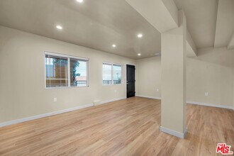 5322 Weatherford Dr in Los Angeles, CA - Building Photo - Building Photo