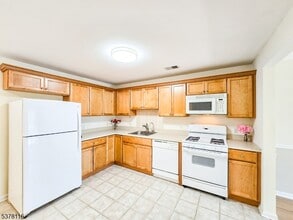 61 Liddle Ave in Edison, NJ - Building Photo - Building Photo