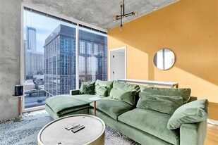 400 W Peachtree St NW, Unit 1211 in Atlanta, GA - Building Photo