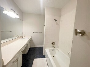 443 N Post Oak Ln in Houston, TX - Building Photo - Building Photo