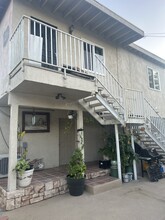 429 Wheeling Way in Los Angeles, CA - Foto de edificio - Building Photo