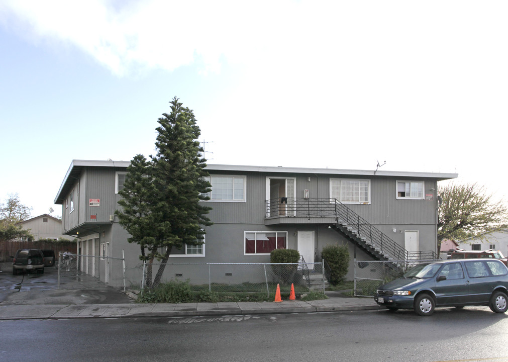 2109 Dumbarton Ave in East Palo Alto, CA - Building Photo