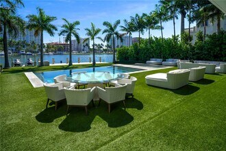 5501 Pine Tree Dr in Miami Beach, FL - Building Photo - Building Photo