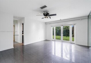 20525 Highland Lakes Blvd in Miami, FL - Building Photo - Building Photo