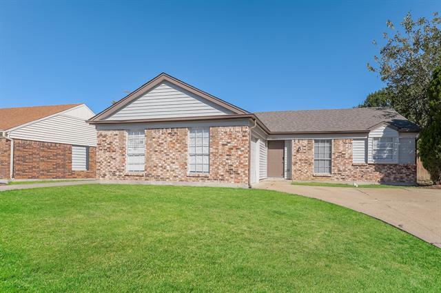 3805 Big Leaf Ln in Fort Worth, TX - Building Photo