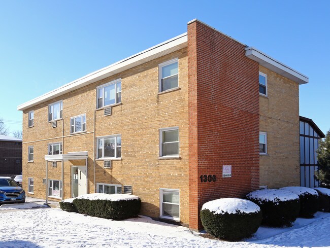 1306 E Roosevelt Rd in Wheaton, IL - Building Photo - Building Photo