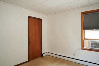 127 Upham St-Unit -2 in Melrose, MA - Foto de edificio - Building Photo