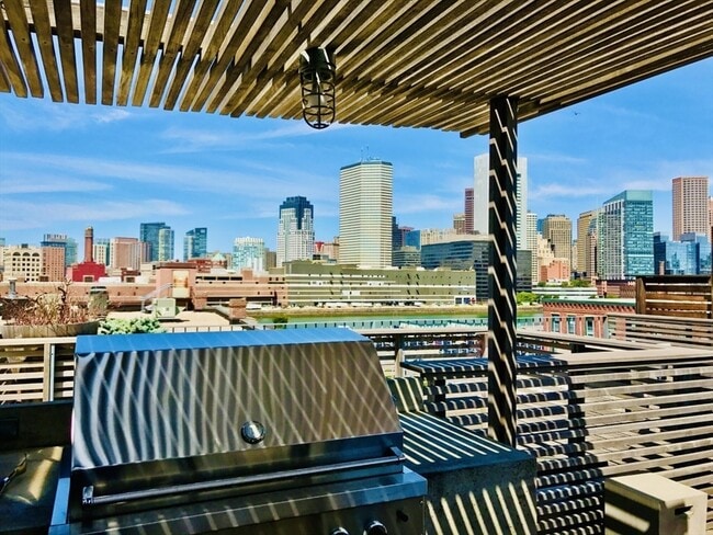 35 Channel Center St in Boston, MA - Building Photo - Building Photo