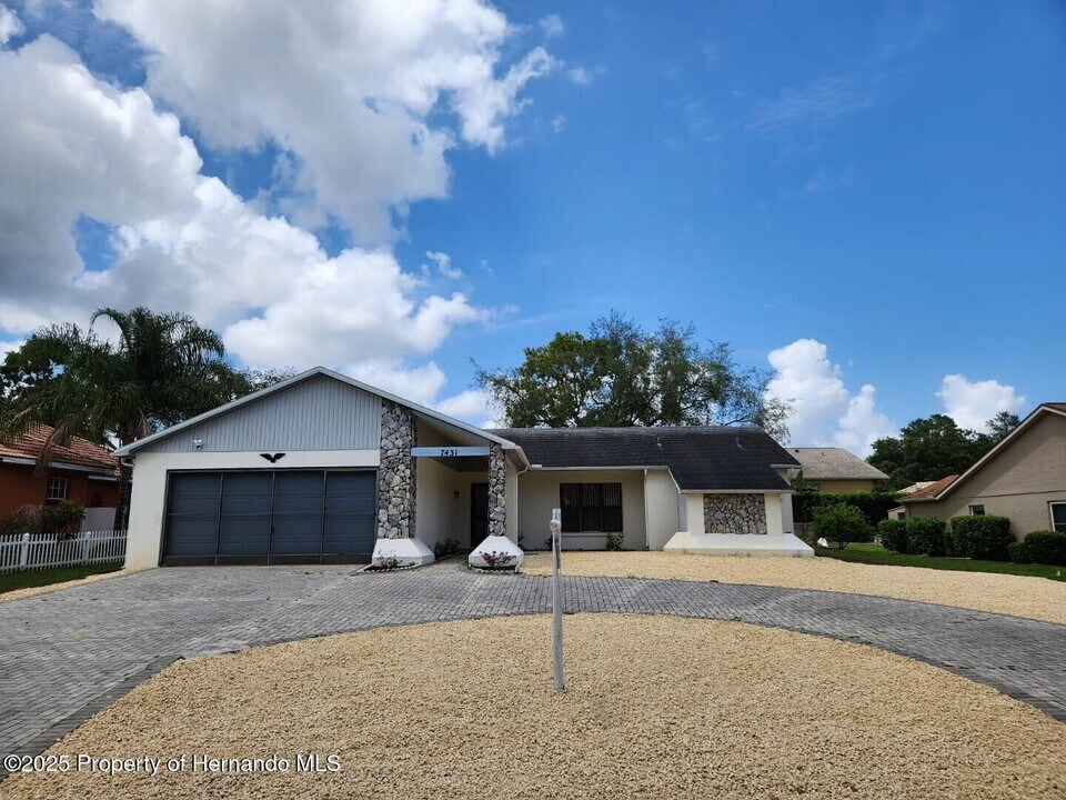 7431 Flyway Dr in Spring Hill, FL - Building Photo