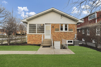 300 S I Oka Ave in Mount Prospect, IL - Building Photo - Building Photo