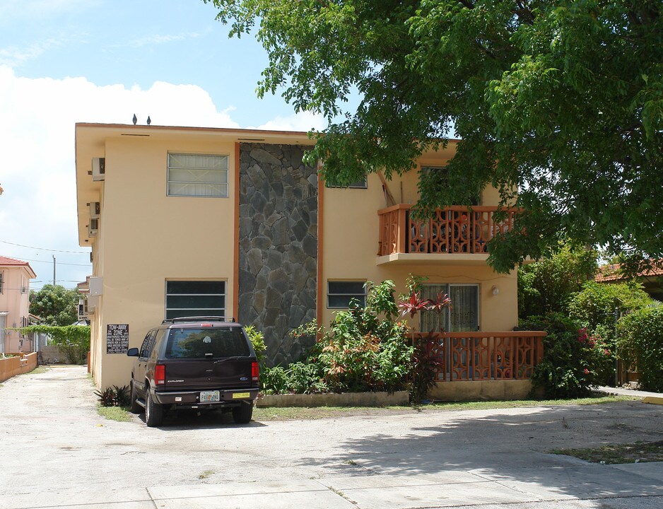 610 SW 9th St in Miami, FL - Building Photo