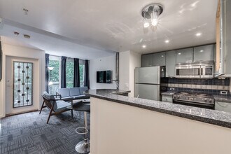 887 Helmcken St in Vancouver, BC - Building Photo - Building Photo