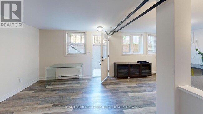 2 Adie Pl in St Catharines, ON - Building Photo - Building Photo