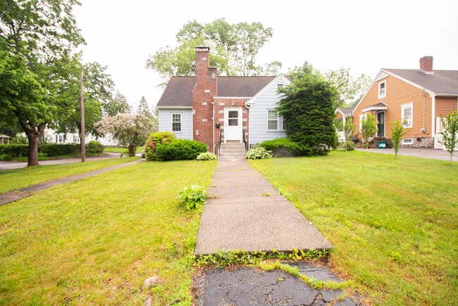 12 Fisher Rd in Worcester, MA - Foto de edificio - Building Photo