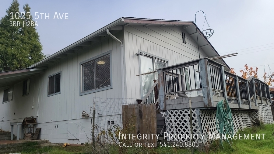 1025 5th Ave in Gold Hill, OR - Foto de edificio