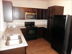612 Meadow View Ct-Unit -101 in Denton, TX - Building Photo - Building Photo