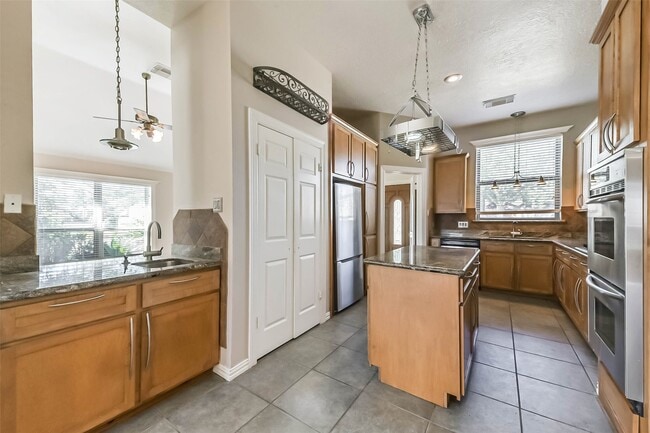 property at 2533 Potomac Dr