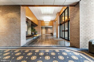 1800 Old Meadow Rd, Unit 1218 in McLean, VA - Foto de edificio - Building Photo