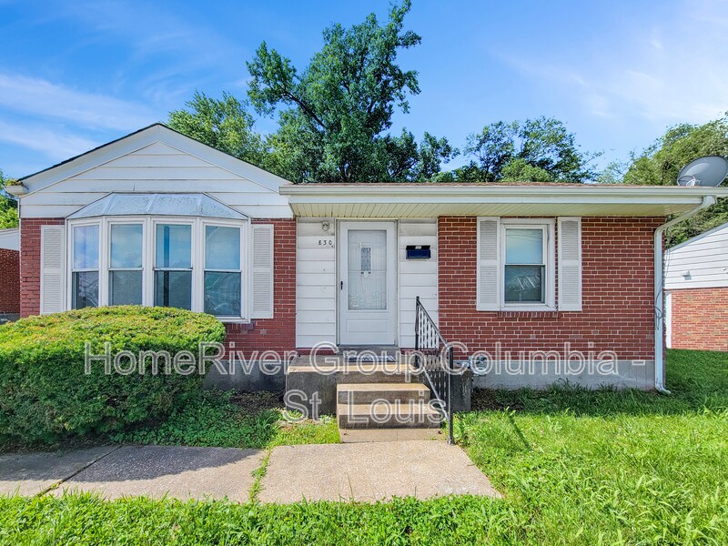 830 Pershall Rd in Florissant, MO - Building Photo